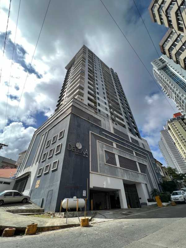 Spacious living room with tiled floors, ceiling fan and access to balcony in PH Deluna Park Panama City