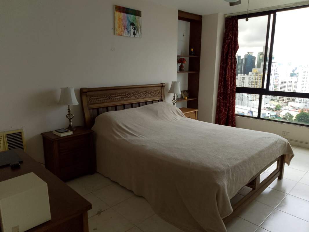 Traditional kitchen with granite counters and appliances in PH Arrecife Punta Paitilla Panama