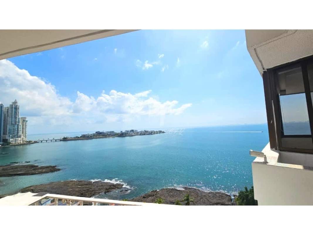 Spacious master bedroom overlooking Pacific Ocean PH Camino Real Panama City