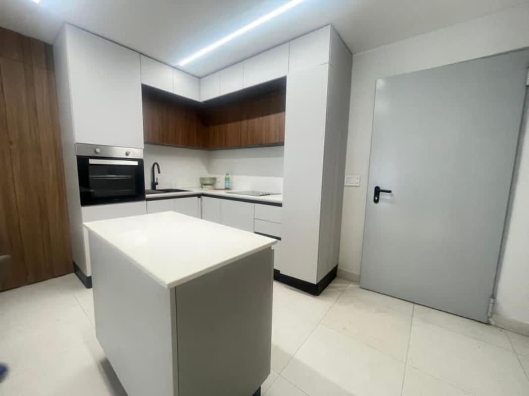 Bedroom with twin beds, padded accent wall, large window PH Coco del Mar Panama