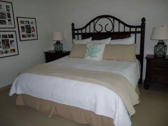 Bright bedroom with king bed, lamps, and wall art in Bijao Resort Panama