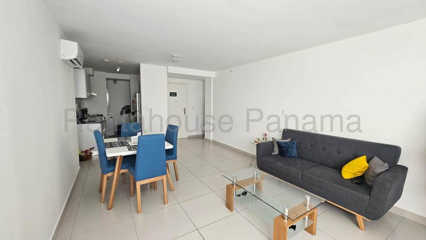 Bedroom with closet and large window city views at PH San Francisco Park Panama