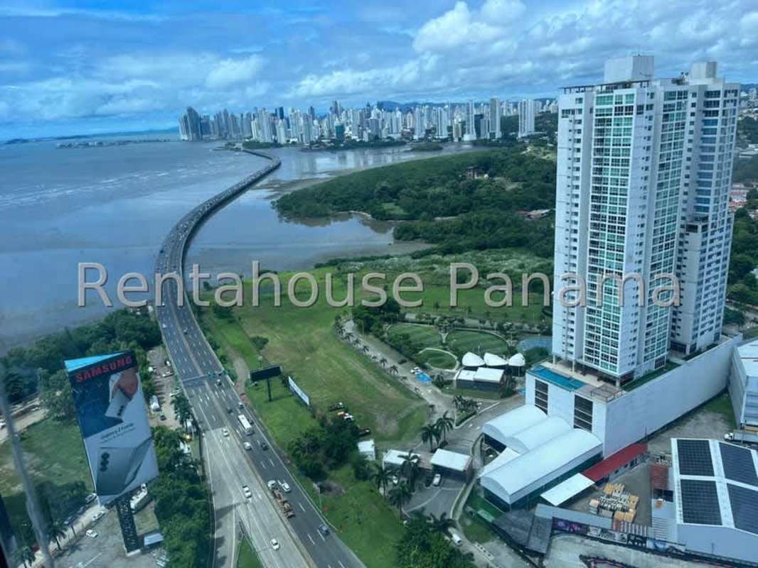 High-rise outdoor swimming pool overlooking the Pacific Ocean PH Costa del Este Panama City