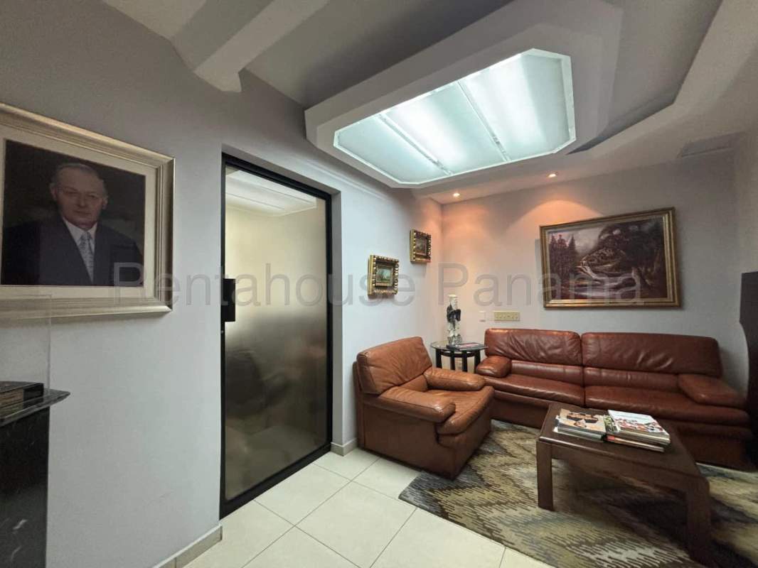 Bright executive office with large windows and blinds Obarrio