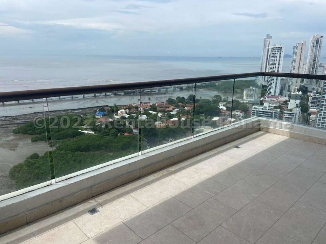 Fully equipped remodeled kitchen stainless appliances at PH Dal Mare Coco del Mar Panama