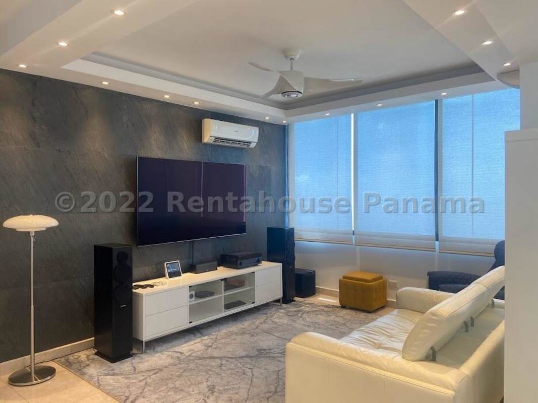 Spacious bedroom with panoramic city view windows at PH Dal Mare Panama