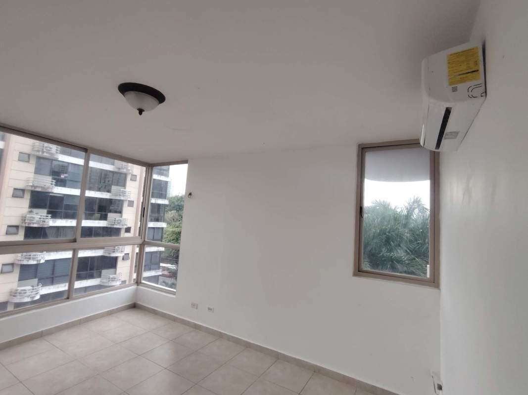 Outdoor swimming pool with sun deck PH San Francisco Bay in San Francisco Panama City