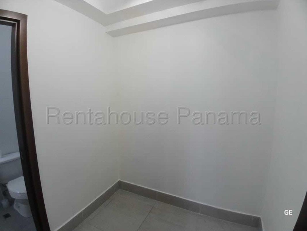 Bedroom with built-in closet, large window and city view in PH Jade Tower San Francisco Panama