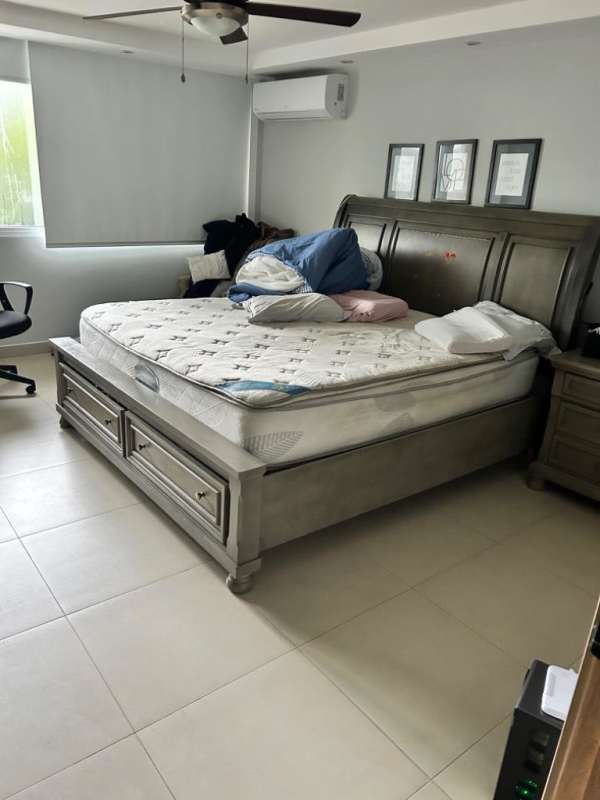 Bedroom with grey furnishings and AC in PH Diplomático Obarrio Panama