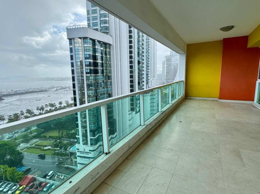 Luxury master suite with bathtub jacuzzi, ocean skyline views, marble floors in PH Vista Marina Avenida Balboa