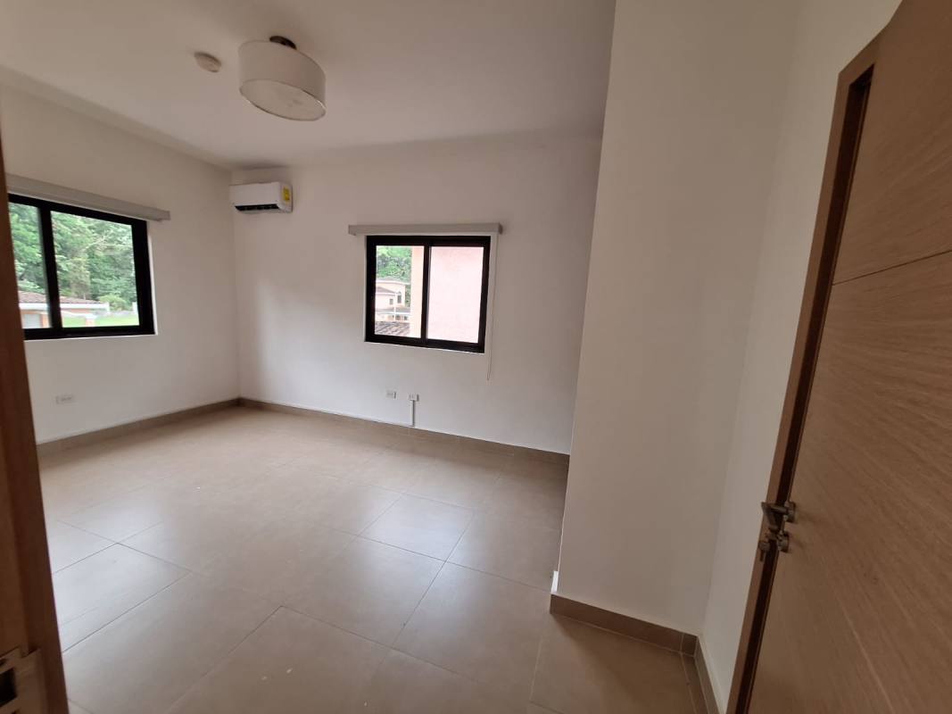 Spacious kitchen with granite counters, stainless appliances Clayton Forest Panama