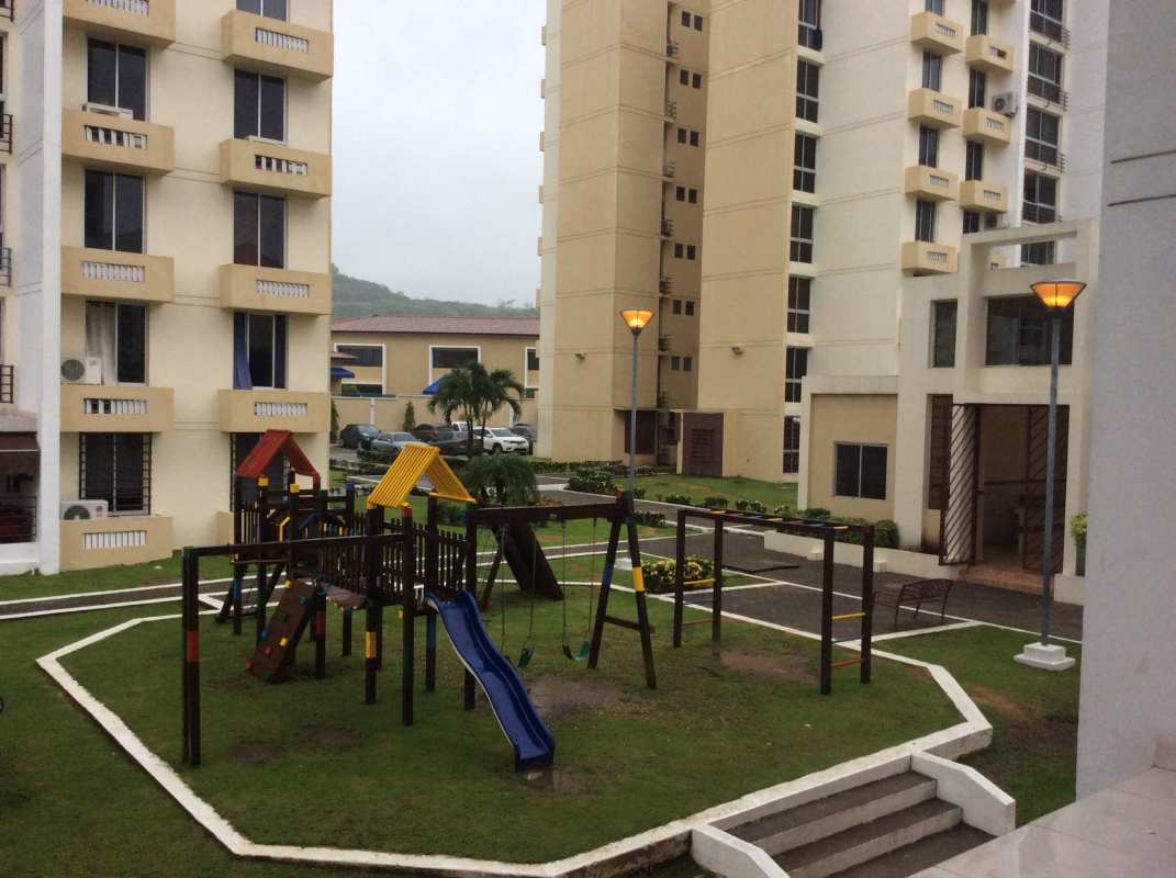Bright living room with large windows, ceramic floors, AC, in PH McGregor Heights Altos de Panamá