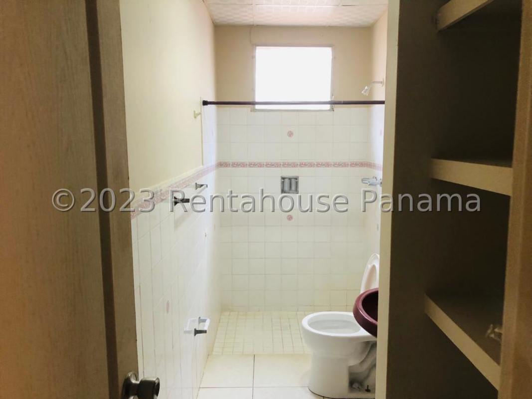 Bedroom with ceiling fan, window, and closet space in Panama Brisas del Golf house