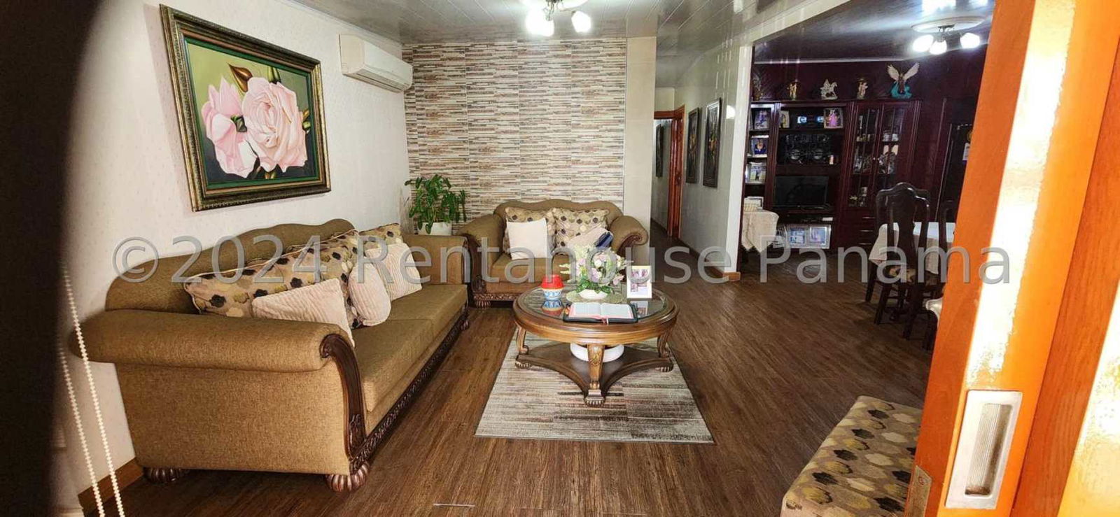 Traditional dining room with wood furniture, display cabinet, and white tablecloth Pueblo Nuevo Panama