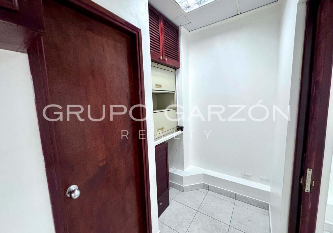Medical office reception with bathroom access Clínica San Fernando Panama