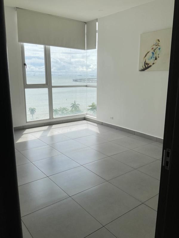 Bright corner bedroom panoramic views Pacific and Casco Viejo in PH Element Panama