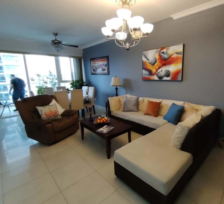 Infinity rooftop swimming pool with skyline backdrop in PH Windows Tower Panama City