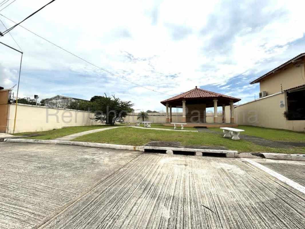 Community area with gazebo, benches, green lawn in PH Paseo Real Villa Lucre Panama