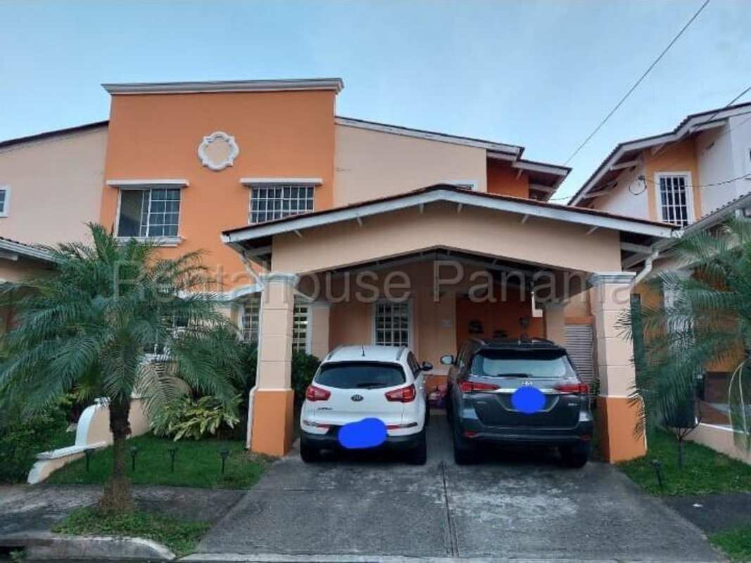 Covered patio with dining set, garden, bright wall accents in PH Paseo Real Panama