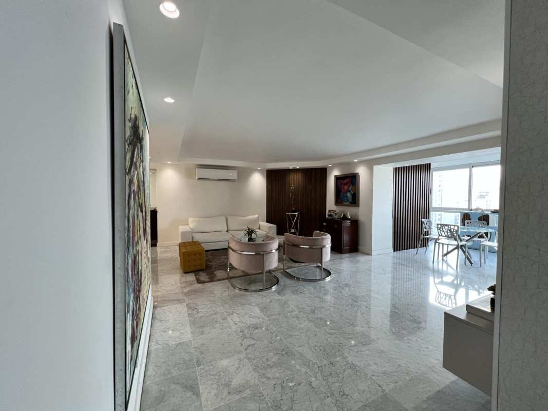 Modern marble bathroom with bathtub glass enclosure in PH Ocean Front Paitilla Panama