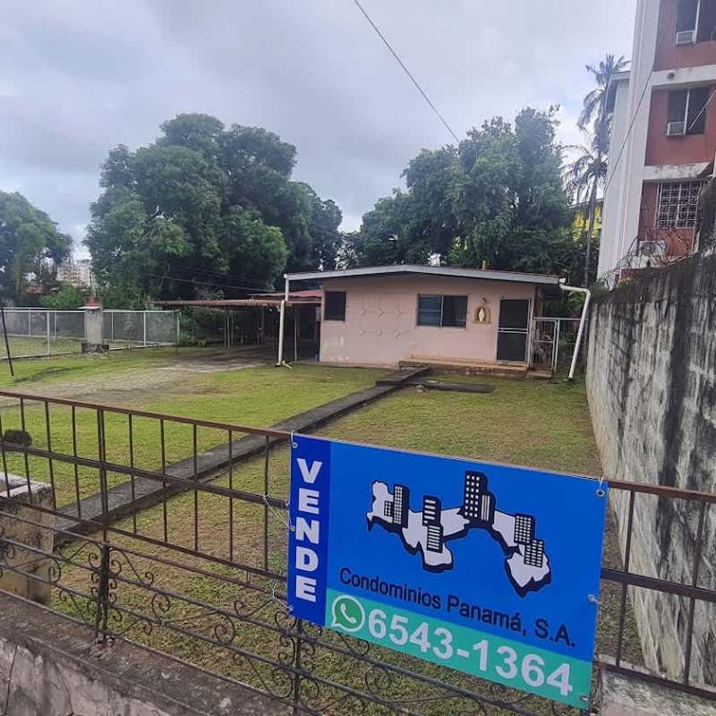 Two small houses on large 950m2 flat land lot in Chanis Panama City perfect for redevelopment