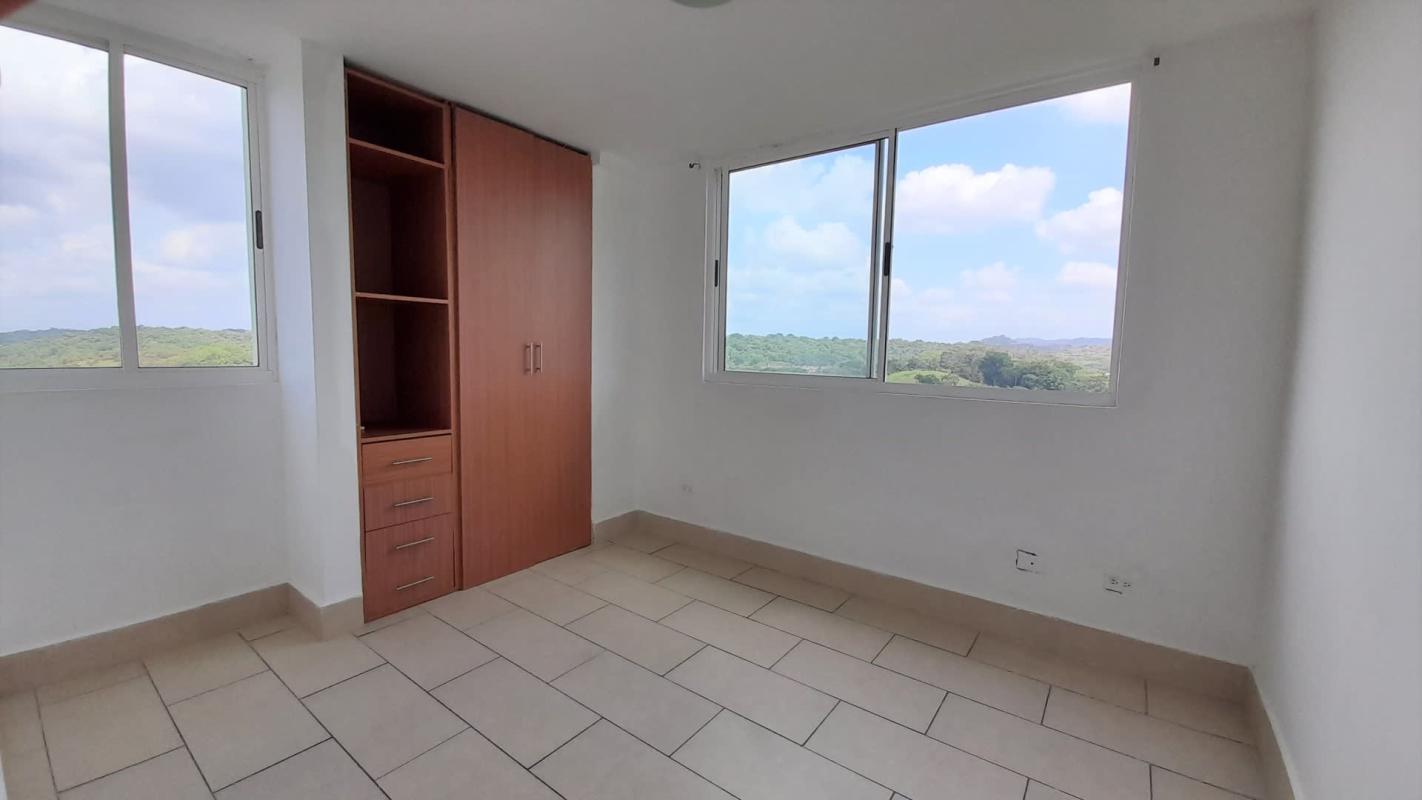 Bedroom with built-in wardrobe and outdoor green landscape view at PH Met View near Villa de las Fuentes