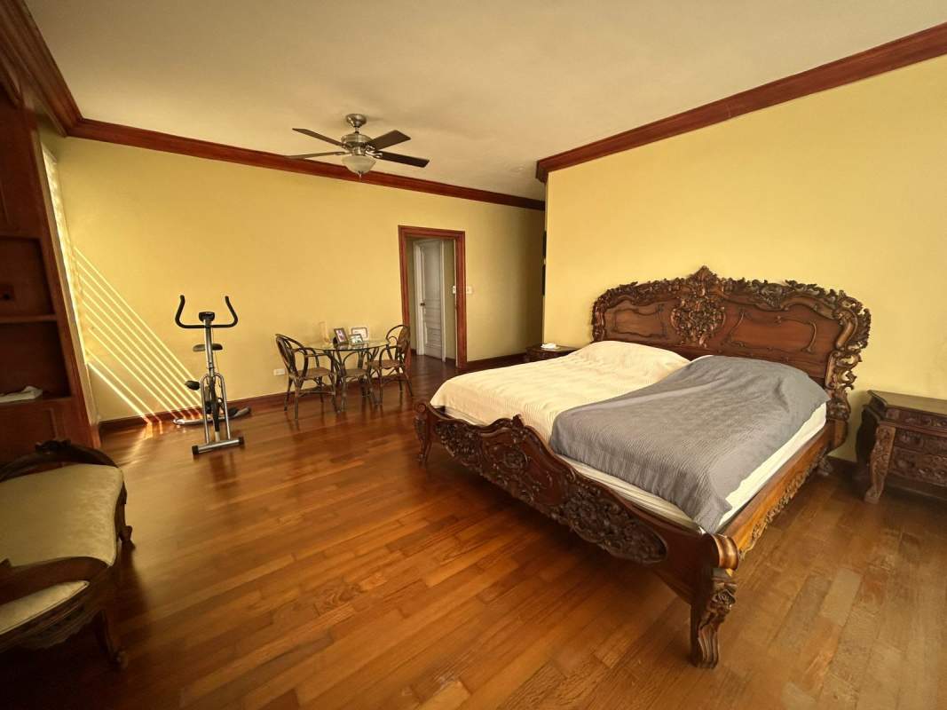 Bedroom featuring large bay windows overlooking ocean at PH Regent Punta Paitilla