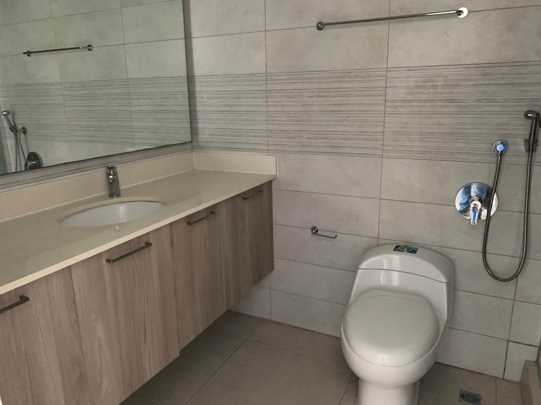 Modern bathroom with vanity and tile walls in PH Vivendi Green Edison Park Panama