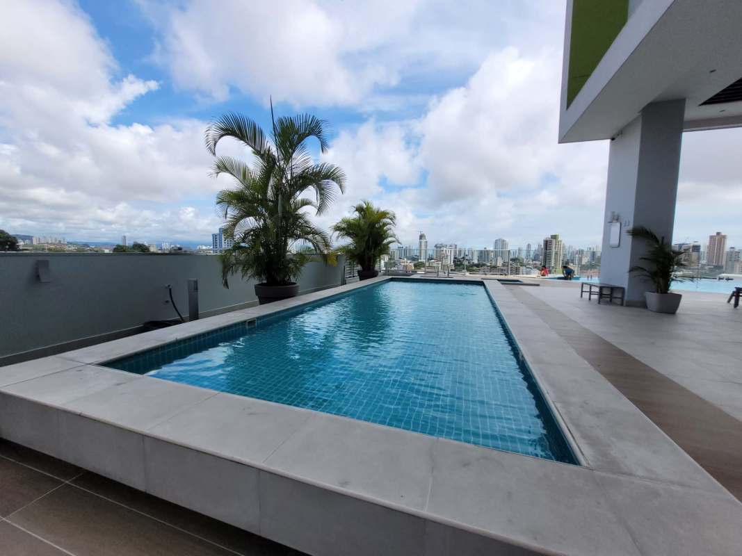 Infinity rooftop swimming pool with skyline views at PH Vivendi Green Panama