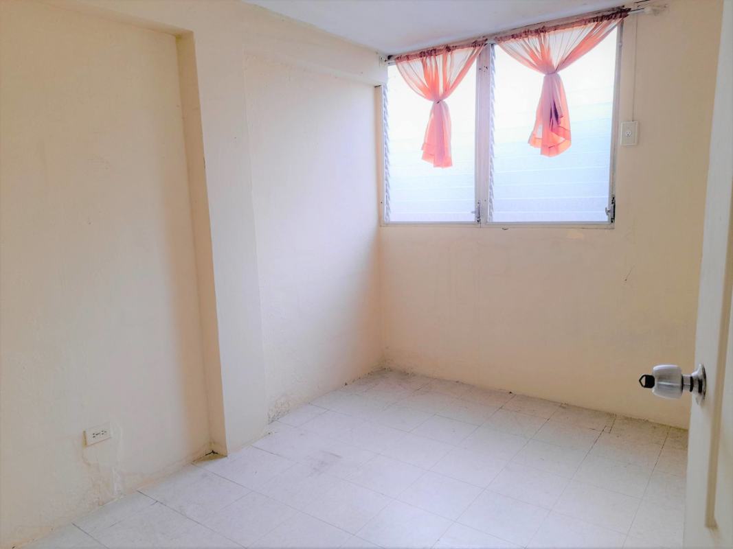 Small bedroom with windows, tile flooring and sheer curtains Villa Cáceres Panama