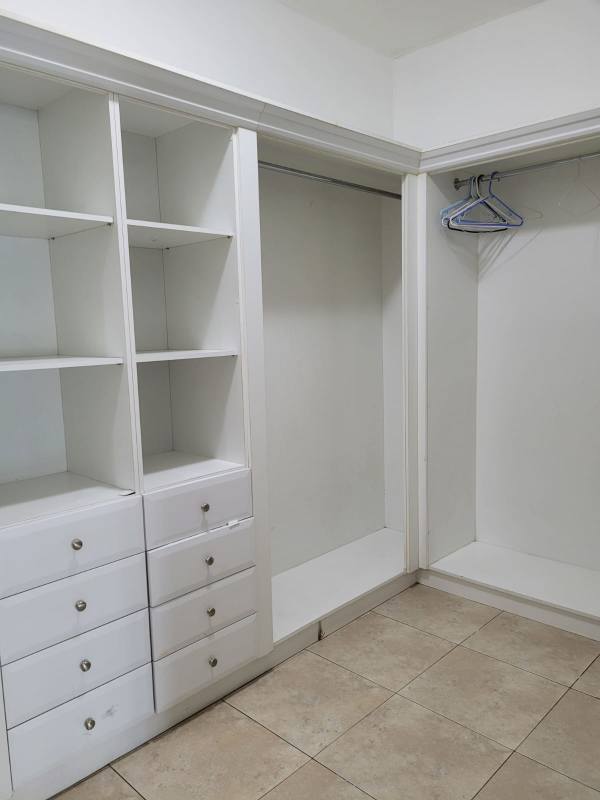 Secondary bedroom with ensuite bathroom in Mystic Point penthouse apartment Panama City