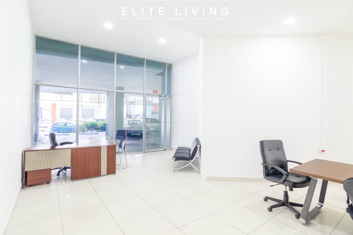 Elegant double-height lobby with security desk at Yacht Club Tower in Panama