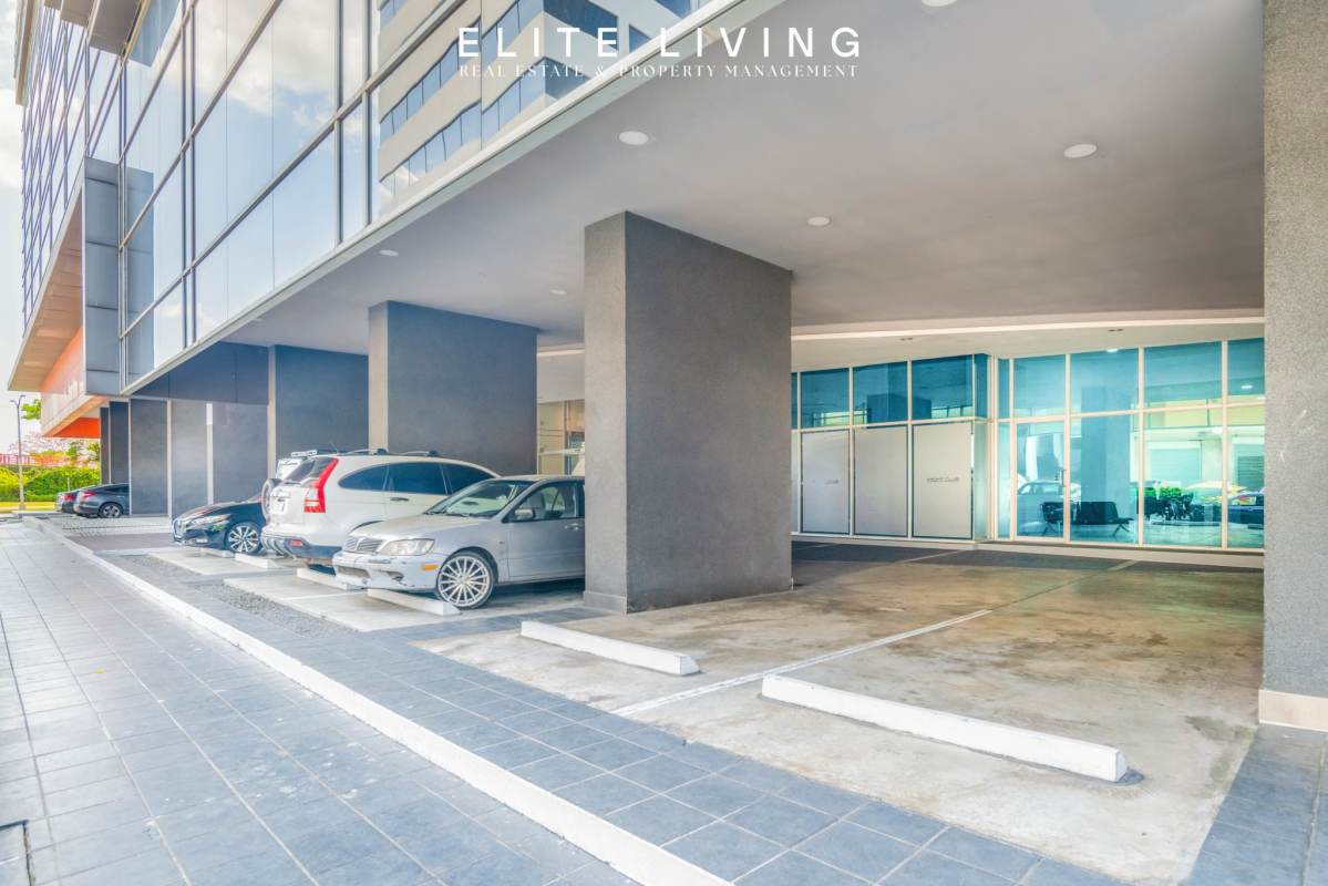 Infinity pool and bay view terrace at PH Yacht Club Tower Panama