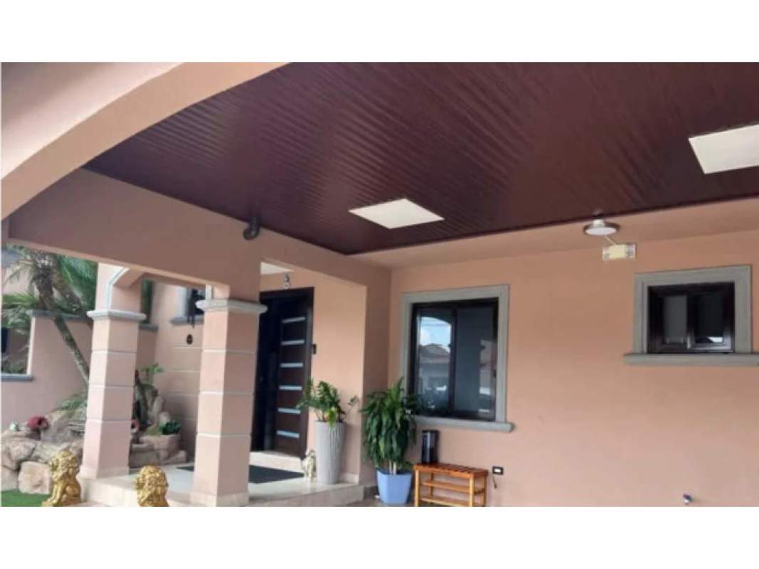 Spacious entrance hallway with stone walls and modern lighting in PH Versalles I luxury residence Panama