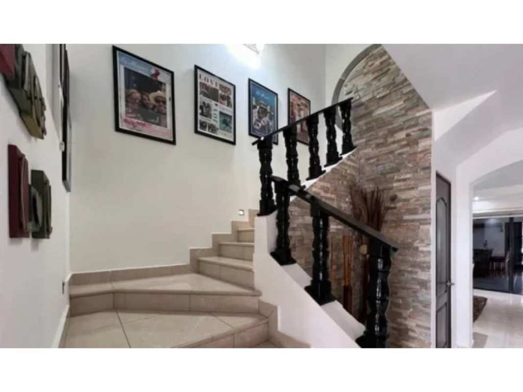Modern dining area with brick wall, recessed lighting and elegant decor in PH Versalles I Panama