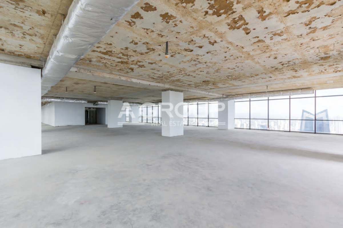 Floor-to-ceiling windowed office shell with panoramic city and ocean vistas in PH Tower Financial Center Calle 50 Panama