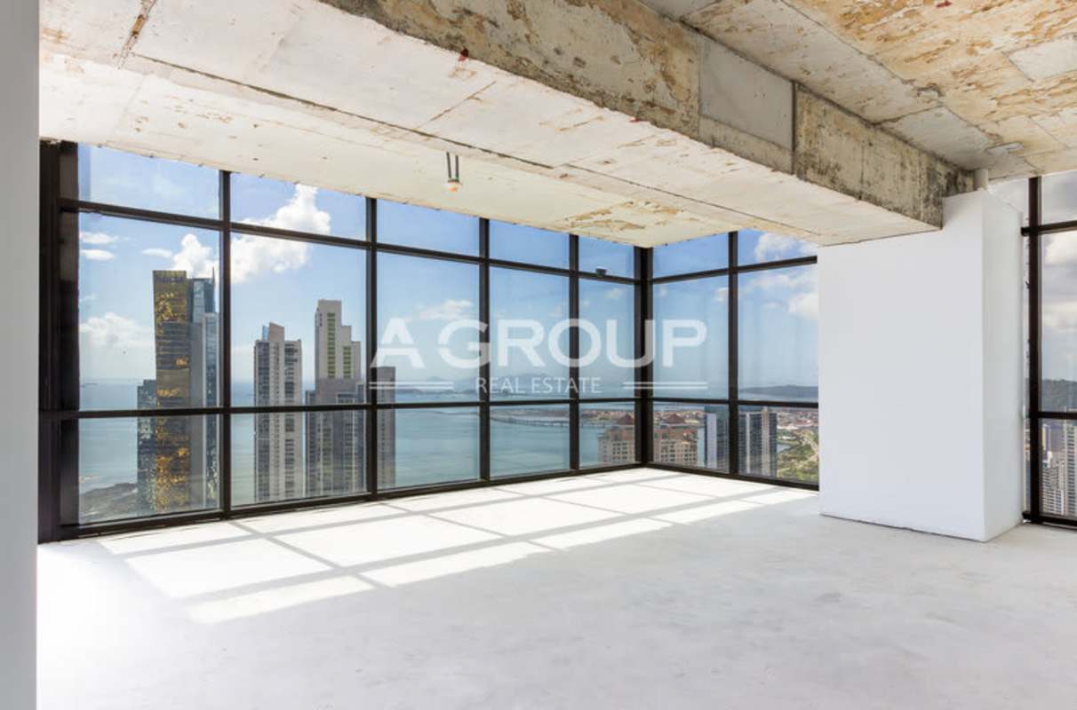 Empty open commercial space with concrete finishes in TowerBank PH Tower Financial Center Panama