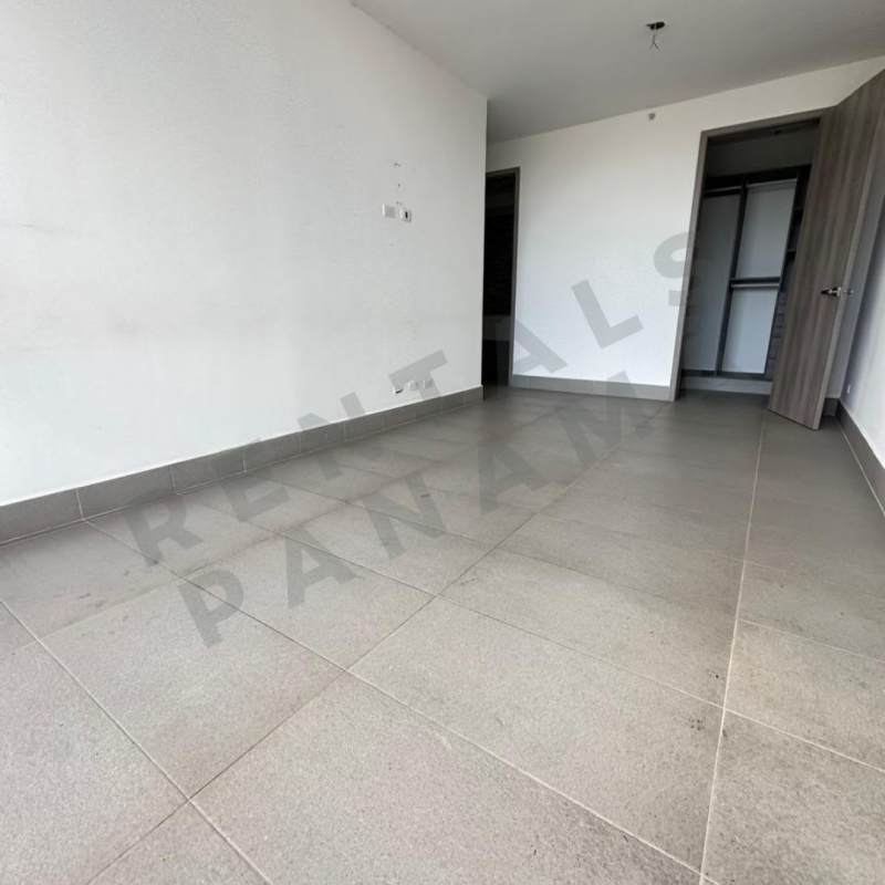 Master bedroom with walk-in closet and city view in PH Loma Vista Tower Panama