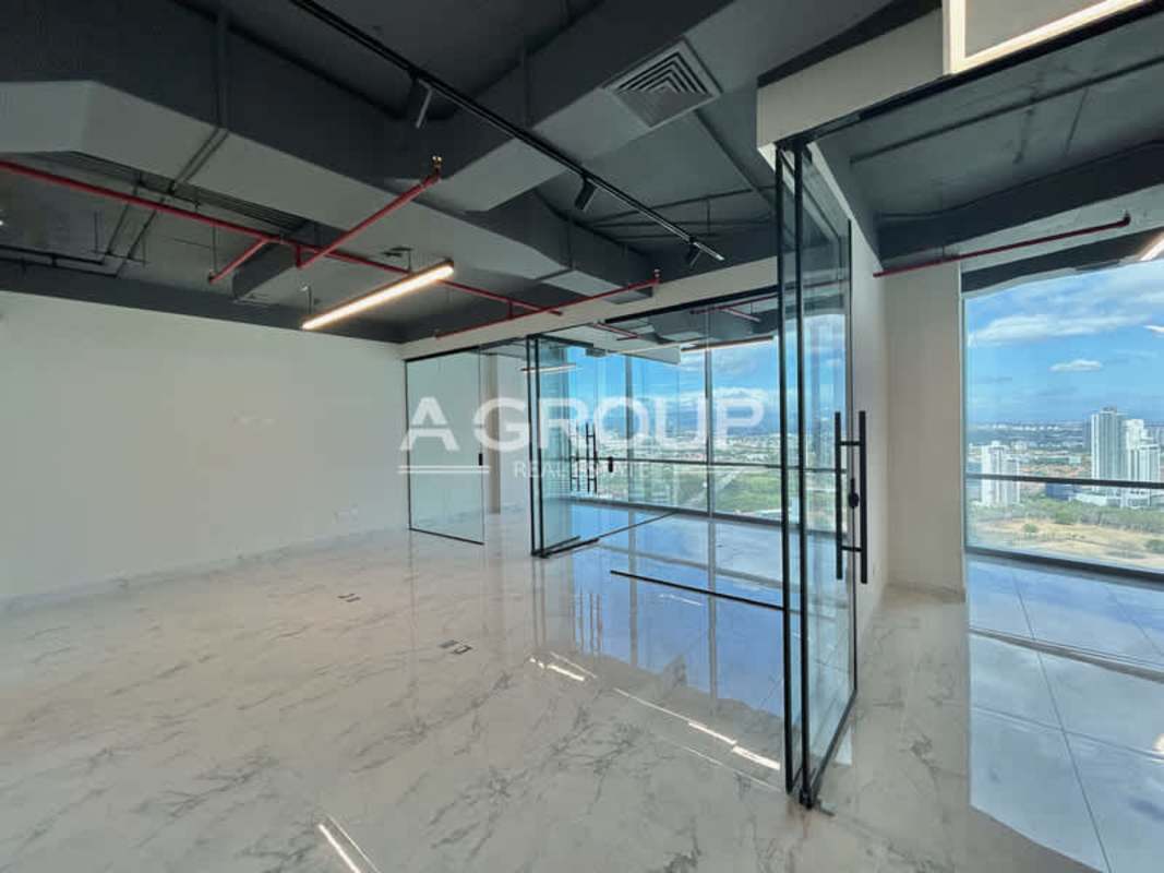 Main reception lobby of Financial Park Tower Costa del Este with modern design