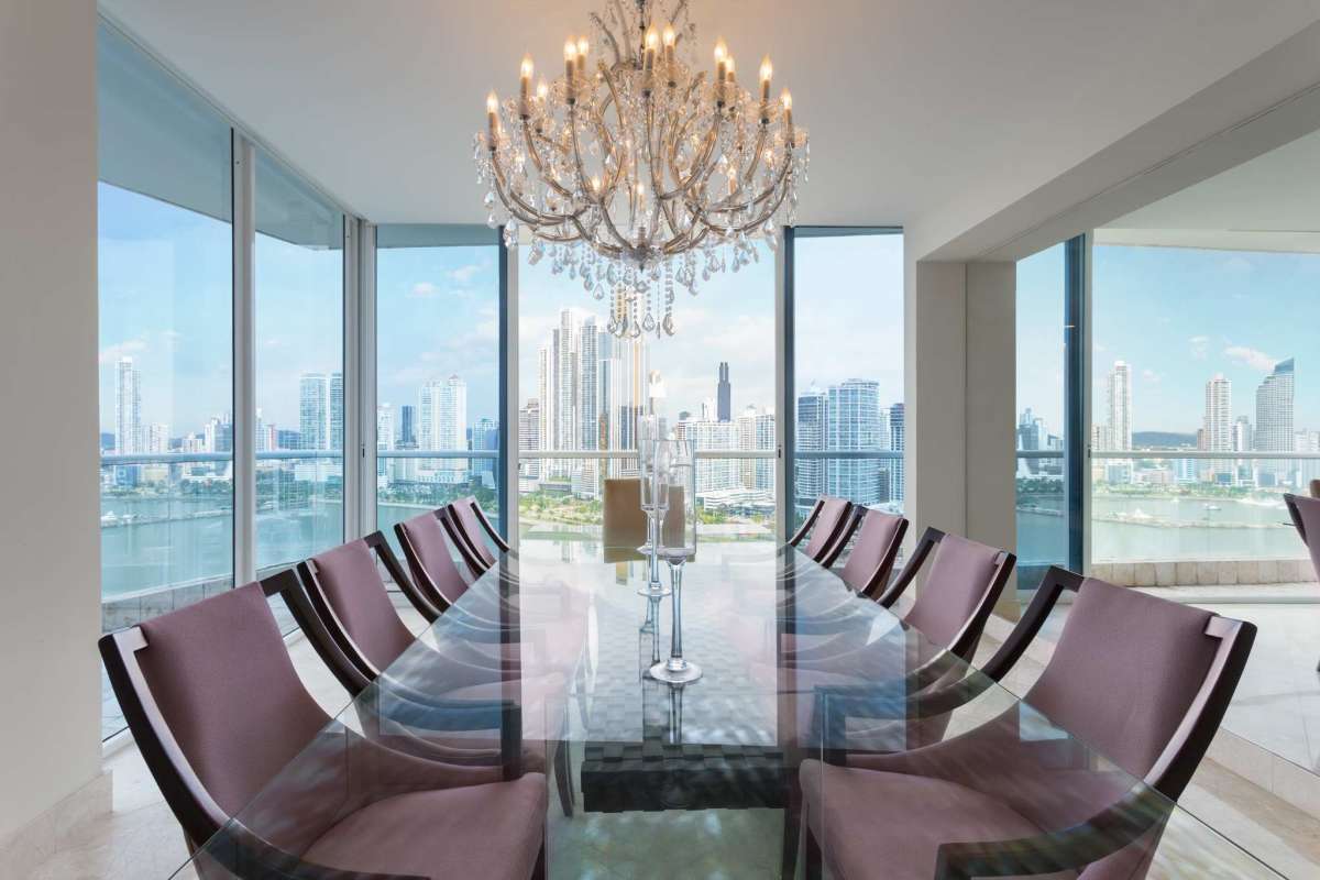 Modern furnished dining area with panoramic ocean views at The Point Tower Punta Paitilla