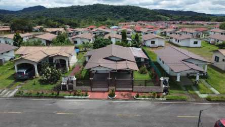 Bright living room with large window and ceramic tile in Los Algarrobos Dolega Chiriquí