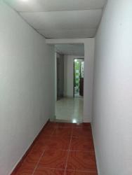 Small room with ceiling fan, wall air conditioner and tiled floor Barrio Colón La Chorrera