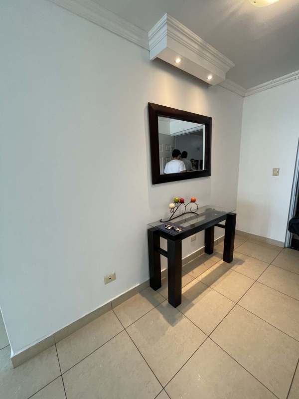 Dining space with city skyline view, ceramic floor in PH Riverside Panama