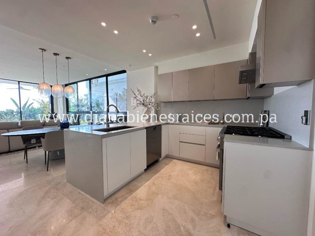 Spacious guest bedroom with ensuite bathroom at PH Ocean Reef Islands Panama City