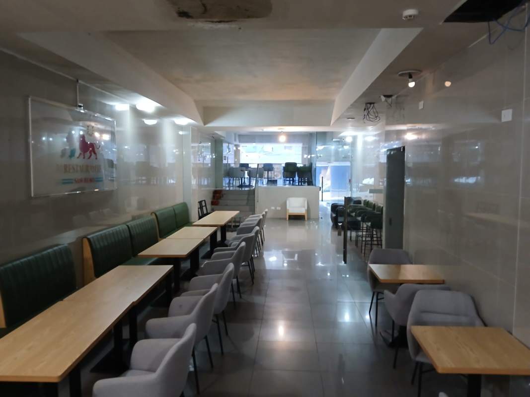 Urban restaurant interior with booths, tiled floor and air conditioning for rent Avenida Justo Arosemena Panama