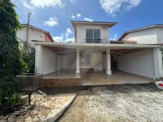 Contemporary kitchen with upper and lower cabinets, granite-look counters in house for sale Residencial Aragón Arraiján Panama