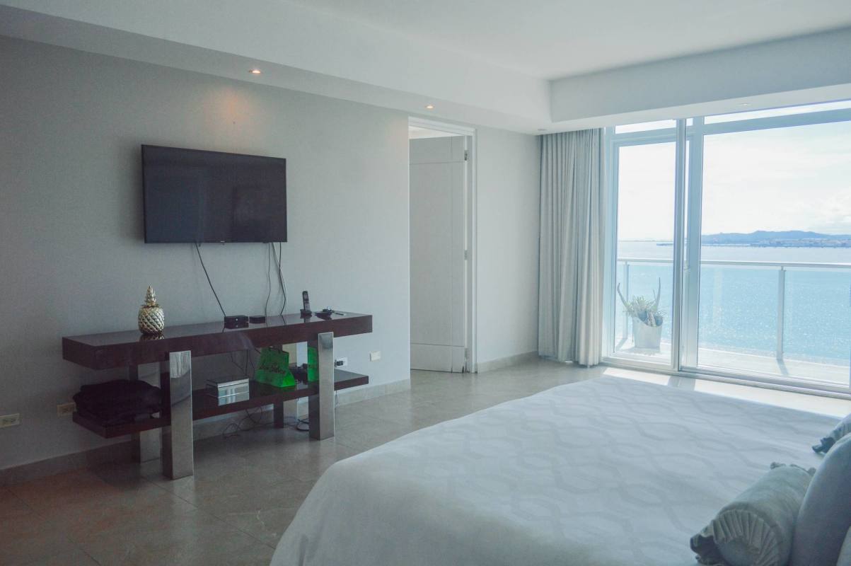Large guest bedroom with ocean views in PH Aquamare Punta Pacífica Panama