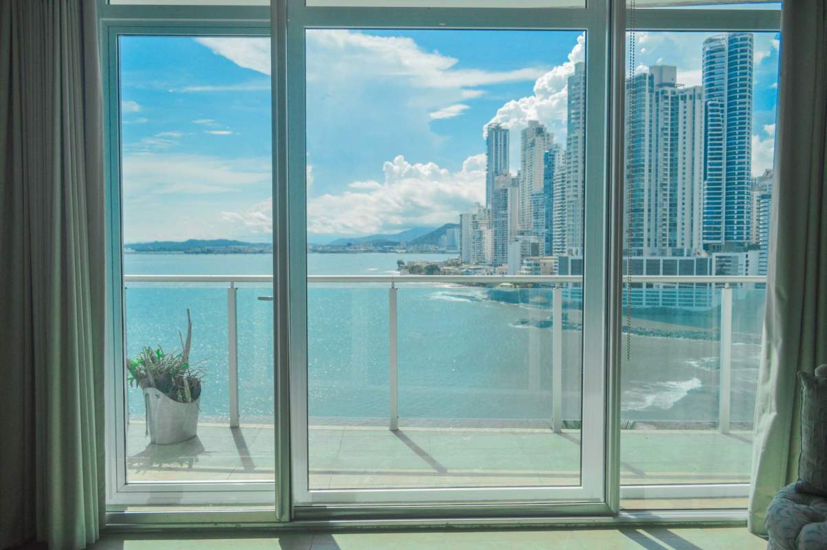 Guest bedroom with closet at PH Aquamare Punta Pacífica Panama City