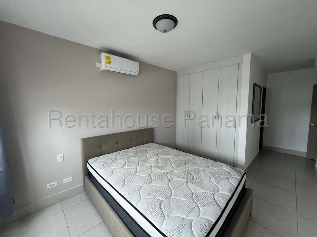 Vivendi Green residential tower at Edison Park, modern high-rise Panama City