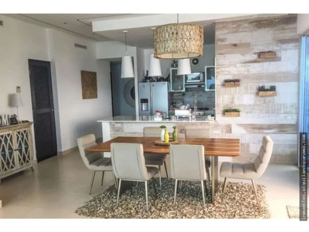 Elegant bathroom with vessel sink and neutral decor in PH Sky Lounge Avenida Balboa